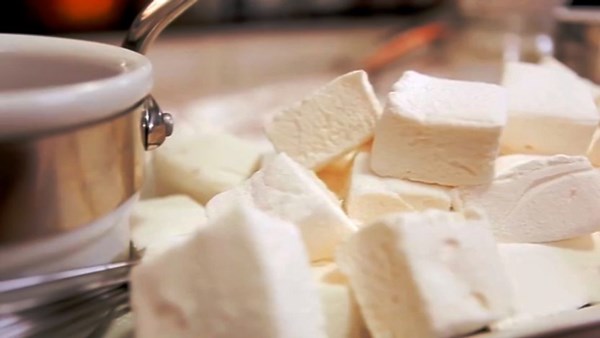Home-made marshmallows with chocolate sauce