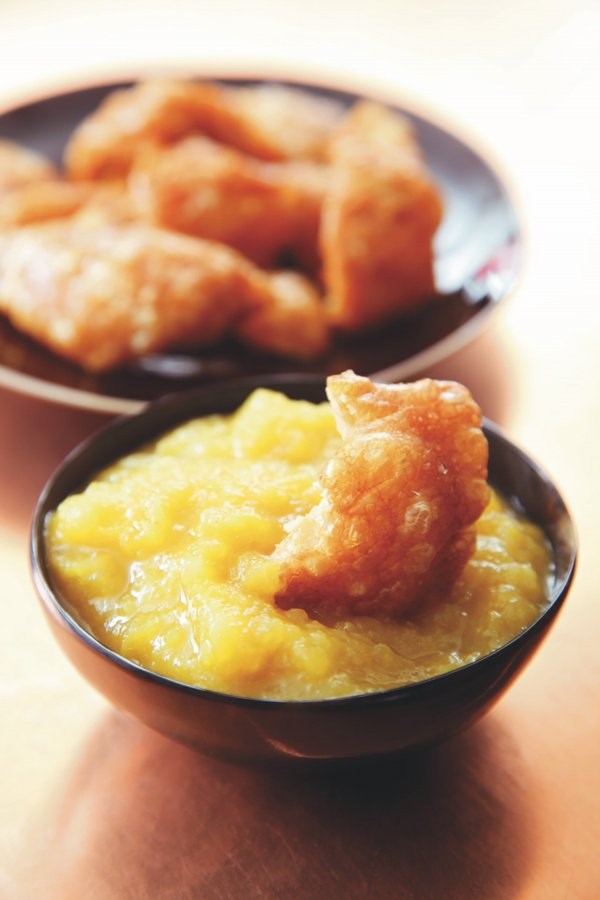 Home-made pork scratchings with apple and mustard sauce