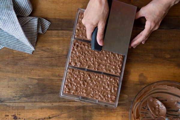 Homemade crackly chocolate bars for Halloween