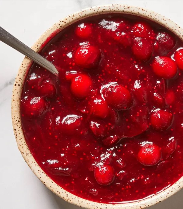 Homemade cranberry sauce recipe (3 ingredients)