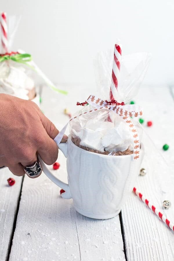 Homemade holiday gifts: easy double chocolate vanilla bean hot cocoa mugs + marshmallows