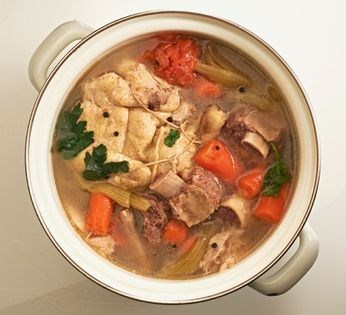 Homemade meat broth (Brodo di carne)