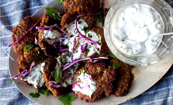 Homemade merguez with herby yogurt