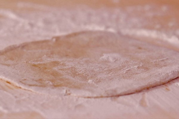 Homemade whole wheat phyllo (Spitiko phyllo me olikis aleseos alevri)