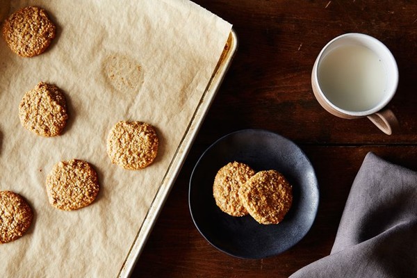 Honey–almond sesame cookies