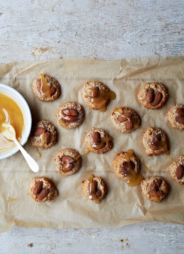 Honey and almond macaroons