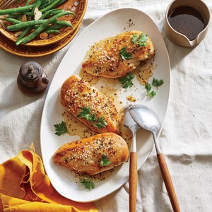 Honey and sesame-glazed chicken breasts with green beans