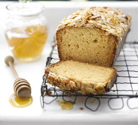 Honey cake with almond crunch
