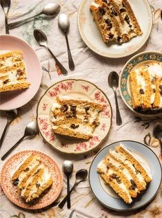 Honey cake with prunes and sour cream (Miodownik z kremem z kwaśnej śmietany i suszonymi śliwkami)