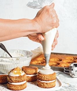 Honey cakelets with cream cheese frosting