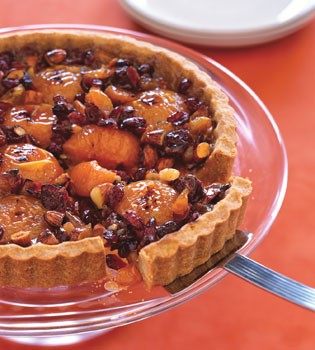 Honey-caramel tart with apricots and almonds