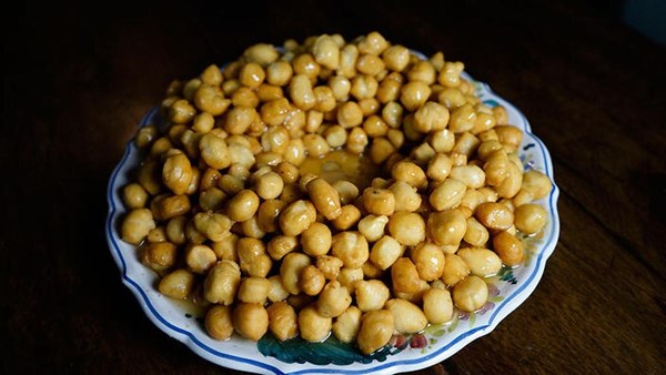 Honey drizzled cluster cake (Cicerchiata)