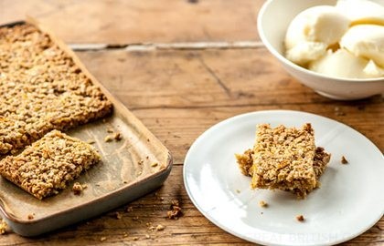 Honey flapjack with frozen yoghurt