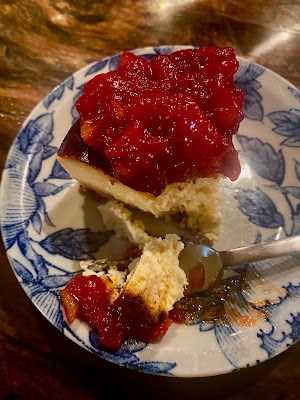 Honey ginger cheesecake with tomato jam (Fēngmì jiāngxiāng rŭlào dàngāo /  蜂蜜薑香乳酪蛋糕)