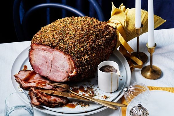 Honey-glazed ham with parsley and praline crust
