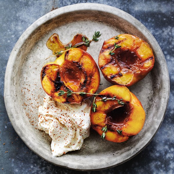 Honey-glazed roasted peaches with mascarpone 