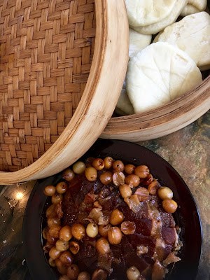 Honey ham (mìzhī huŏtuĭ 蜜汁火腿) with lotus buns