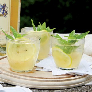 Honey-lemon spritz