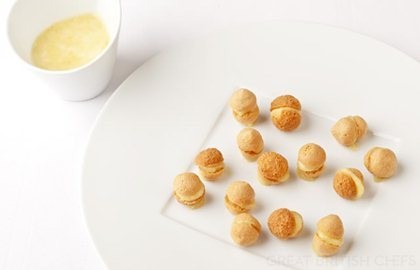 Honey macaroons with special French cream