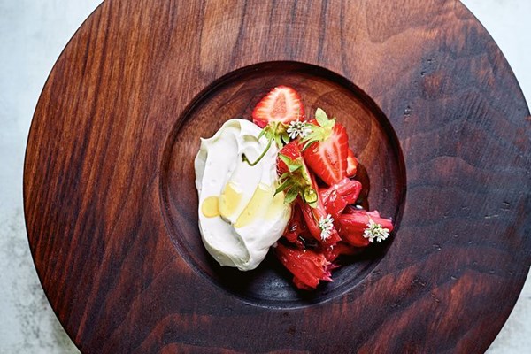 Honey meringue with rhubarb and strawberries