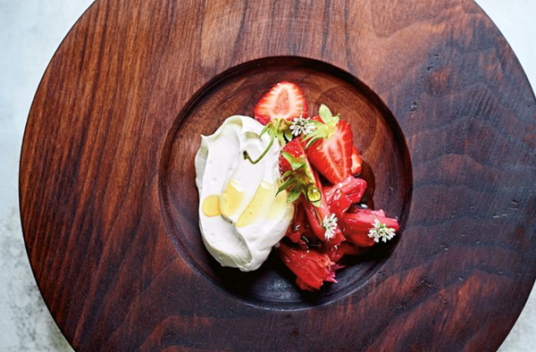 Honey meringue with rhubarb and strawberries