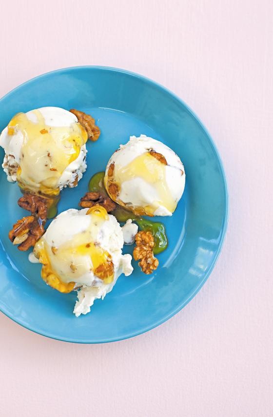Honey-nut frozen yoghurt