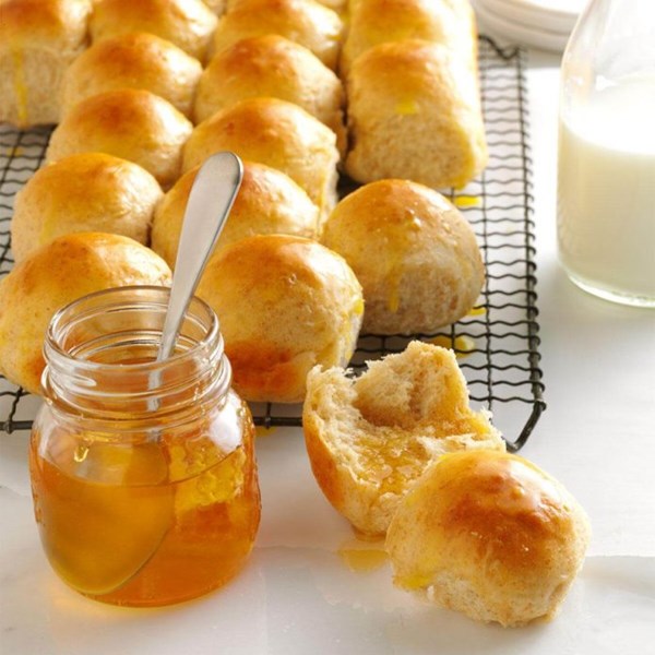 Honey-oat pan rolls 