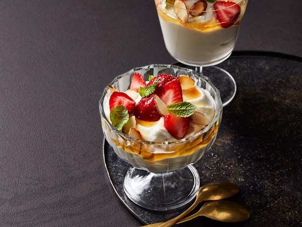 Honey-ricotta mousse with strawberries