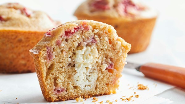Honey-strawberry muffins stuffed with cream cheese [Laura Rege]