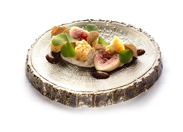 Honeycomb of goat's cheese with macerated figs and rye crispbread