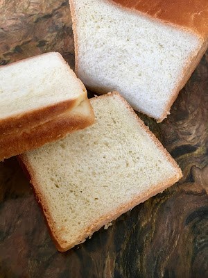  Hong Kong style hot water Pullman loaf (Xiānggăng tāngzhŏng tŭsī miànbāo / 香港湯種吐司麵包)