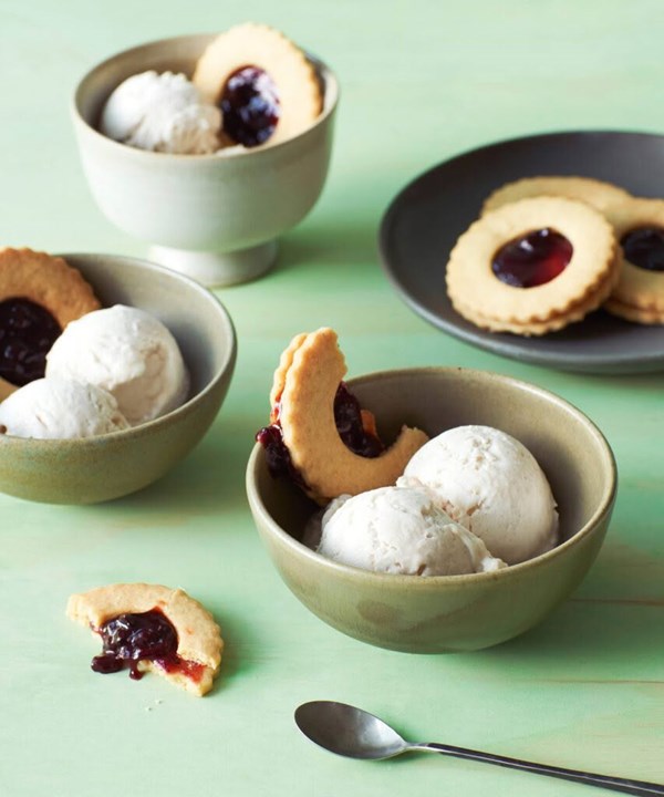 Horchata sorbet with black Doris biscuits 