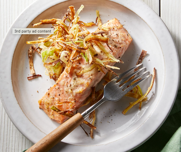 Horseradish salmon with crispy leeks
