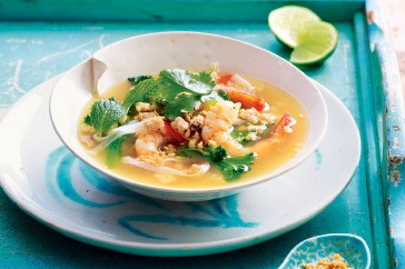 Hot & sour noodle soup with minced chicken