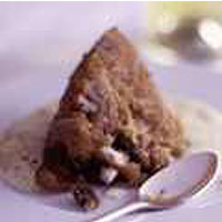 Hot apple and cinnamon sponge with pecans and maple syrup