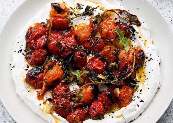 Hot charred cherry tomatoes with cold yoghurt