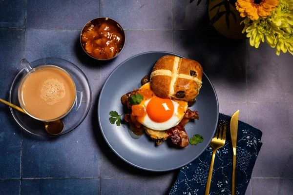 Hot cross bun bacon, egg and mango chutney melts