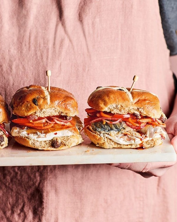 Hot cross bun 'balik ekmek'
