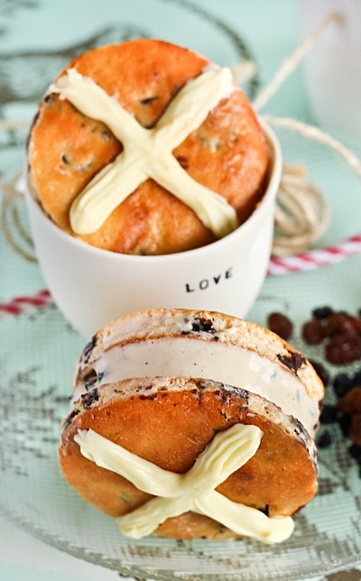 Hot cross bun ice cream sandwiches