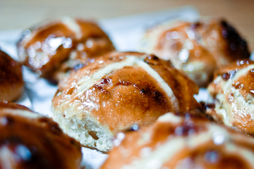 Hot cross buns with white chocolate, dates and pistachios