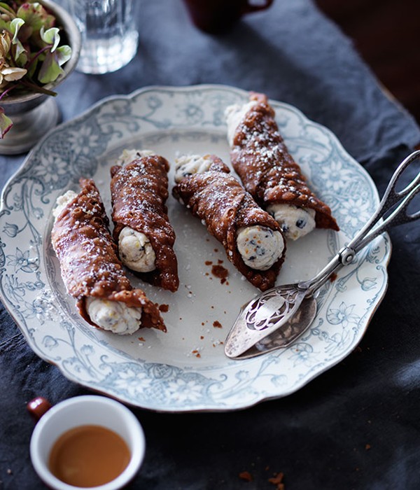 Hot cross cannoli