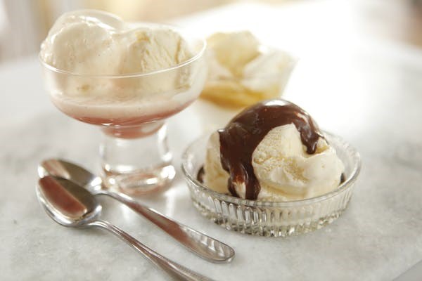 Hot fudge chocolate [ice cream] sauce