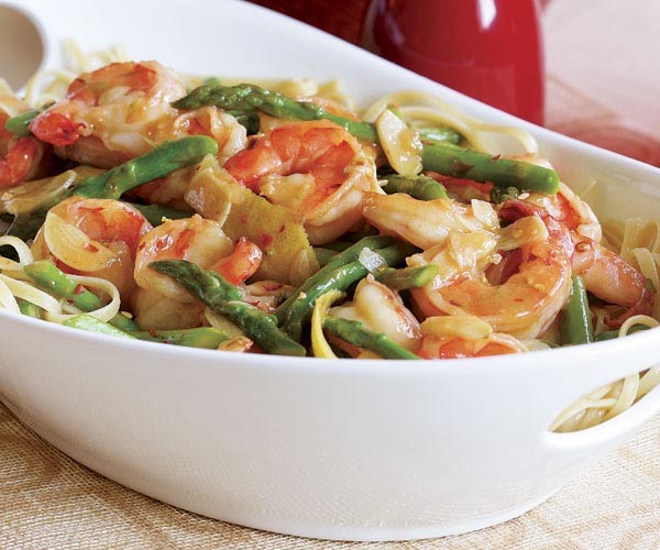 Hot garlicky shrimp with aparagus and lemon