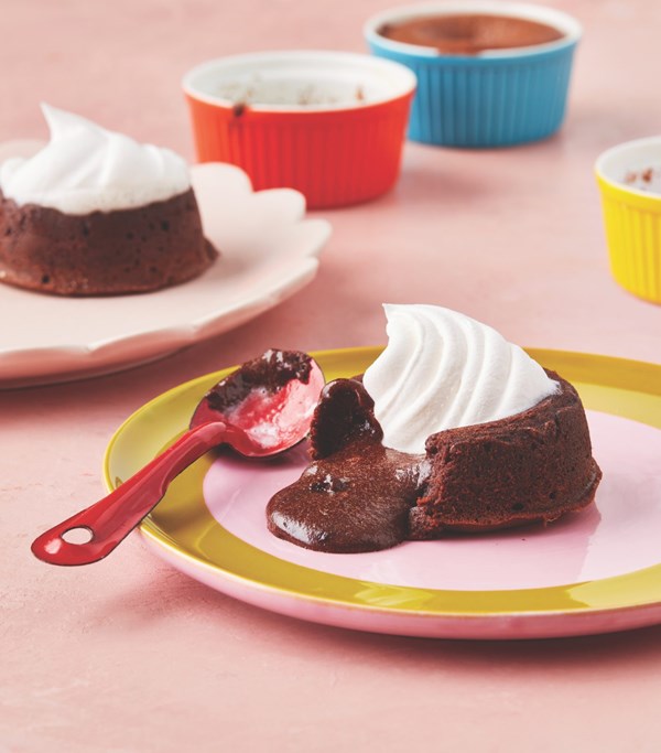 Hot lava fudge cakes