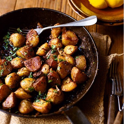 Hot Middle Eastern fried potatoes (Batata harra)