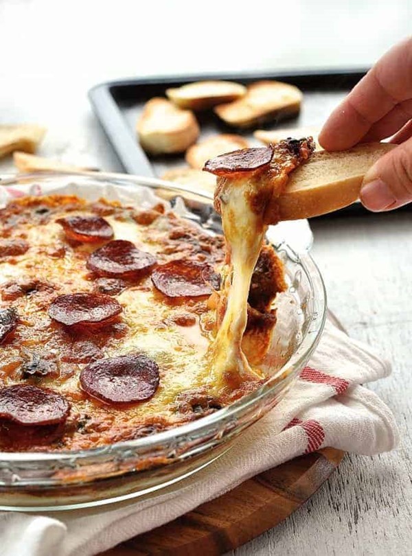 Hot mushroom and pepperoni pizza dip