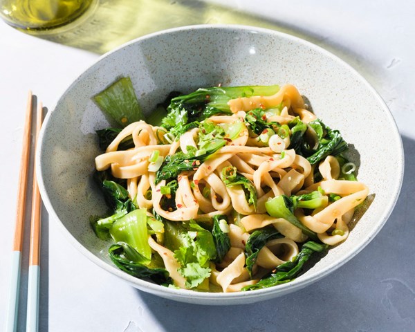 Hot oil noodles with bok choy (You po mian)