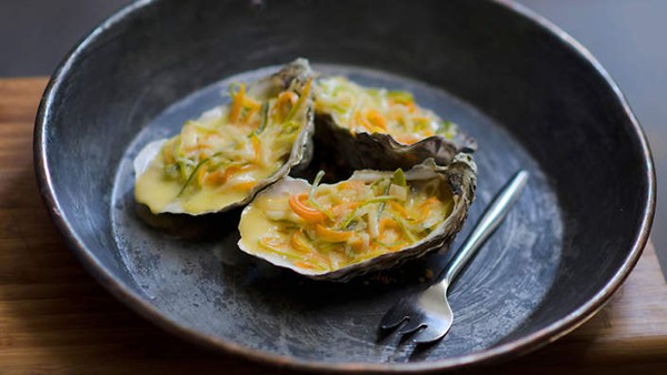 Hot oysters in creamy beurre blanc sauce (Huîtres chaudes, sauce beurre blanc)