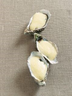Hot oysters with fennel-seed sabayon (Huîtres chaudes, sabayon à la graine de fenouil)