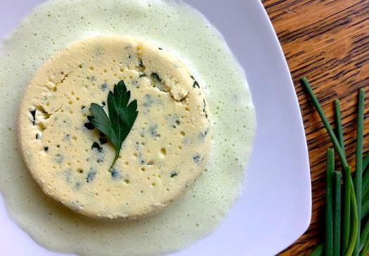 Hot parsley mousse with chive cream (Mousse de persil à la crème de ciboulettes)
